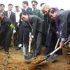 阮明哲主席参加植树节的启动仪式